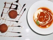 Tomaten-Orangen-Suppe mit gefüllten Kichererbsenbällchen - Rezept