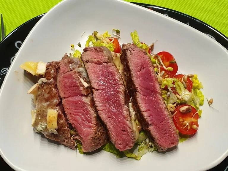 Rezept: Gorgonzolasteaks auf Rauke und Kirschtomaten Bild Nr. 2 Gorgonzolasteaks auf Rauke und Kirschtomaten - Rezept - Bild Nr. 2