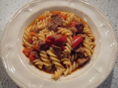 Paprikagulasch mit Spirelli - Rezept