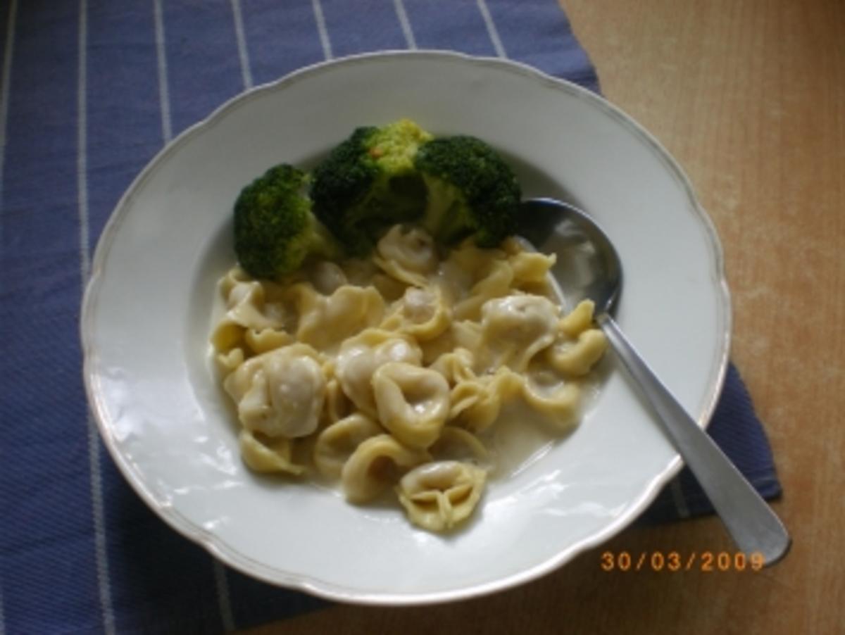 Tortellini mit Käsesahnesoße und Broccoli - Rezept - kochbar.de