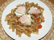 Schweinefilet mit Basilikum-Feta-Haube auf Tomaten-Nudelbett - Rezept