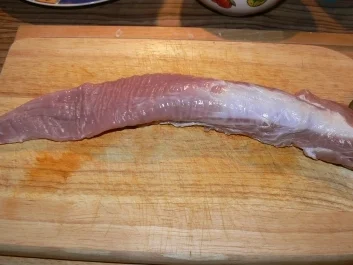 Rezept: Schweinefilet mit Basilikum-Feta-Haube auf Tomaten-Nudelbett Schweinefilet mit Basilikum-Feta-Haube auf Tomaten-Nudelbett - Rezept