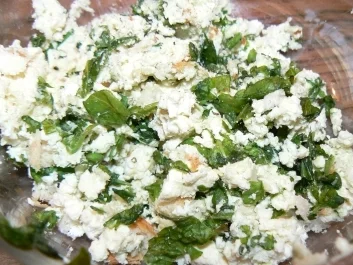 Rezept: Schweinefilet mit Basilikum-Feta-Haube auf Tomaten-Nudelbett Schweinefilet mit Basilikum-Feta-Haube auf Tomaten-Nudelbett - Rezept