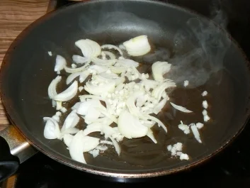 Rezept: Schweinefilet mit Basilikum-Feta-Haube auf Tomaten-Nudelbett Schweinefilet mit Basilikum-Feta-Haube auf Tomaten-Nudelbett - Rezept