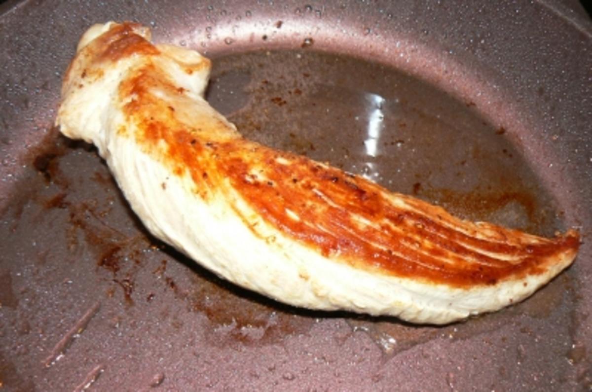 Schweinefilet mit Basilikum-Feta-Haube auf Tomaten-Nudelbett - Rezept