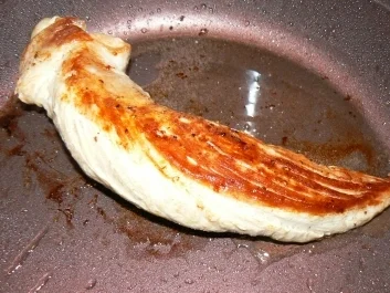 Rezept: Schweinefilet mit Basilikum-Feta-Haube auf Tomaten-Nudelbett Schweinefilet mit Basilikum-Feta-Haube auf Tomaten-Nudelbett - Rezept