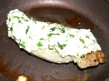 Rezept: Schweinefilet mit Basilikum-Feta-Haube auf Tomaten-Nudelbett Schweinefilet mit Basilikum-Feta-Haube auf Tomaten-Nudelbett - Rezept