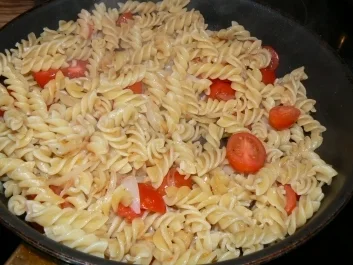 Rezept: Schweinefilet mit Basilikum-Feta-Haube auf Tomaten-Nudelbett Schweinefilet mit Basilikum-Feta-Haube auf Tomaten-Nudelbett - Rezept