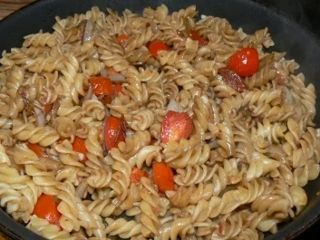 Rezept: Schweinefilet mit Basilikum-Feta-Haube auf Tomaten-Nudelbett Schweinefilet mit Basilikum-Feta-Haube auf Tomaten-Nudelbett - Rezept