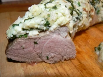 Rezept: Schweinefilet mit Basilikum-Feta-Haube auf Tomaten-Nudelbett Schweinefilet mit Basilikum-Feta-Haube auf Tomaten-Nudelbett - Rezept