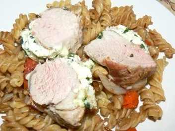 Rezept: Schweinefilet mit Basilikum-Feta-Haube auf Tomaten-Nudelbett Schweinefilet mit Basilikum-Feta-Haube auf Tomaten-Nudelbett - Rezept