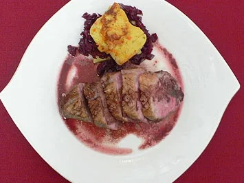 Entenbrustfilet an Knödel-Rotkohltürmchen in Rotweinjus - Rezept