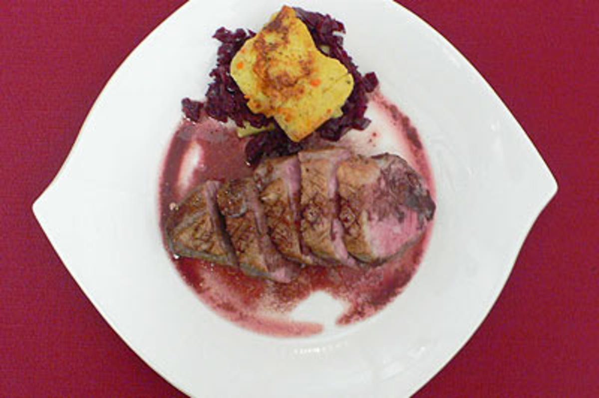 Entenbrustfilet an Knödel-Rotkohltürmchen in Rotweinjus - Rezept
Gesendet von Das perfekte Dinner