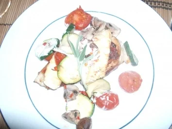 Rezept: Spanische Hähnchenbrust trifft griechischen Feta auf italienischem Gemüsebett Spanische Hähnchenbrust trifft griechischen Feta auf italienischem Gemüsebett - Rezept