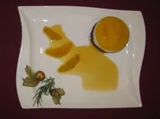 Mousse mit Trüffelfüllung und Orangengelee-Haube an Rosmarin-Orangen-Soße - Rezept