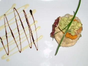 Rezept: Knusprige Tellerlasagne mit Avocado, süß-saurem Kürbis und Tunfischtatar Knusprige Tellerlasagne mit Avocado, süß-saurem Kürbis und Tunfischtatar - Rezept