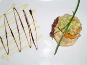 Knusprige Tellerlasagne mit Avocado, süß-saurem Kürbis und Tunfischtatar - Rezept