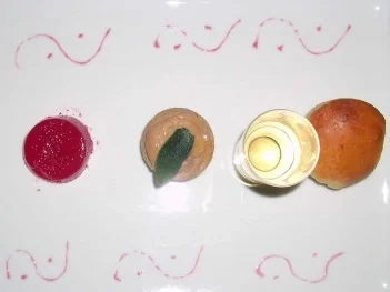 Entenleberparfait mit Brioche, Granatapfelgelee und einem Glas Lillet - Rezept