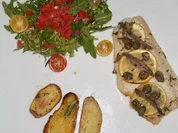Heilbuttsteak sizialinisch dazu Kräuterkartoffeln an Salat - Rezept