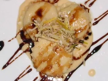 Kartoffel-Hummer-Ravioli an Limonenbutter auf Gemüsestroh - Rezept