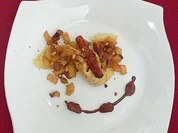 Flambierte Palatschinke gefüllt mit winterlichem Obst an Schokoladensoße - Rezept