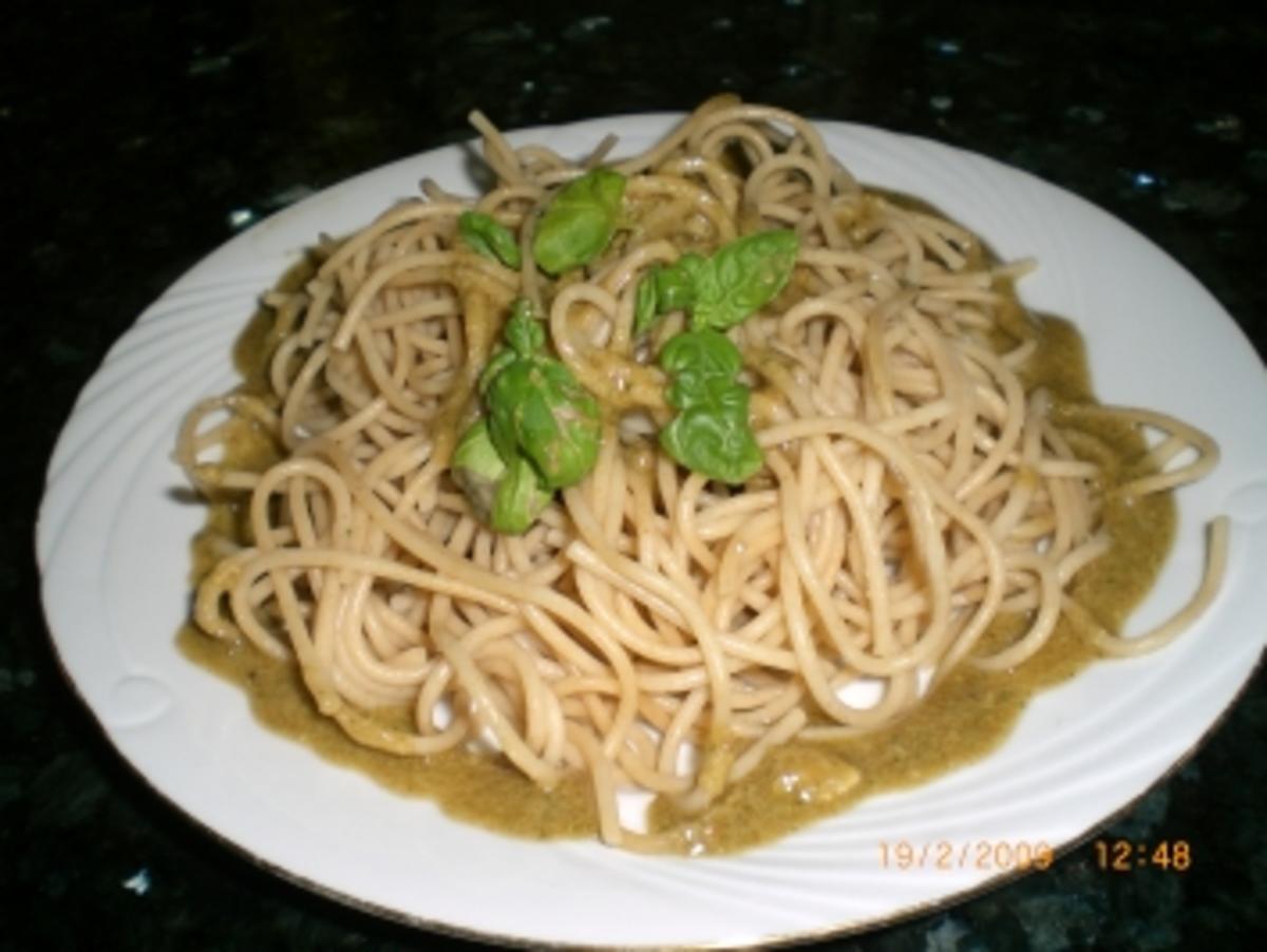Knoblauchspaghetti mit Vollkornspaghetti und Pinienkerne - Rezept mit ...