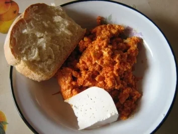 Ruhr- Eier mit Ajvar - Rezept