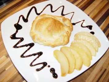 genusster eingelegter Ziegenkäse im Blätterteig mit karamelisierter Nashi-Birne - Rezept