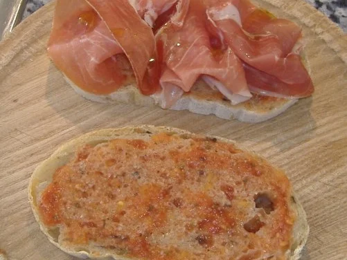 Rezept: Pamboli ( mallorquinisch belegte Brotscheiben) Pamboli ( mallorquinisch belegte Brotscheiben) - Rezept