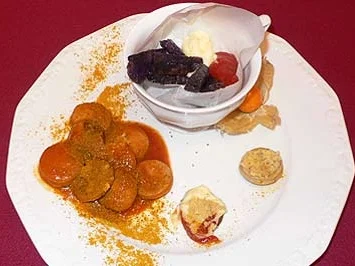 Tranchen von sautierter Currywurst an Ingwer und geröstetem Erdapfel - Rezept