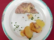 Hackbraten auf Kartoffelgratin - Rezept