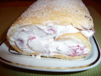 Rezept: Biskuitrolle mit Erdbeeren Biskuitrolle mit Erdbeeren - Rezept