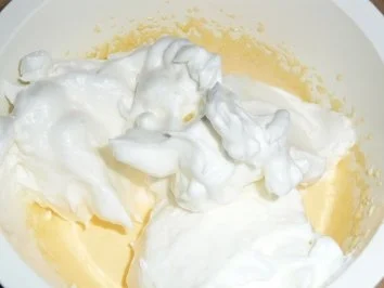 Rezept: Biskuitrolle mit Erdbeeren Bild Nr. 12 Biskuitrolle mit Erdbeeren - Rezept - Bild Nr. 12