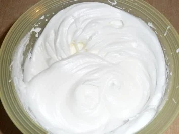 Rezept: Biskuitrolle mit Erdbeeren Bild Nr. 13 Biskuitrolle mit Erdbeeren - Rezept - Bild Nr. 13