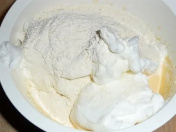 Rezept: Biskuitrolle mit Erdbeeren Bild Nr. 11 Biskuitrolle mit Erdbeeren - Rezept - Bild Nr. 11