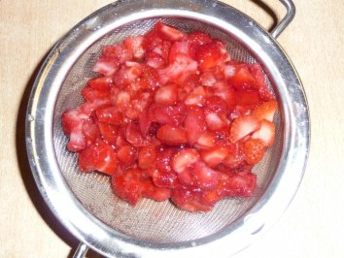 Biskuitrolle mit Erdbeeren - Rezept - Bild Nr. 6
