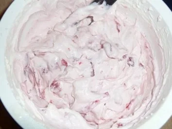 Rezept: Biskuitrolle mit Erdbeeren Bild Nr. 5 Biskuitrolle mit Erdbeeren - Rezept - Bild Nr. 5