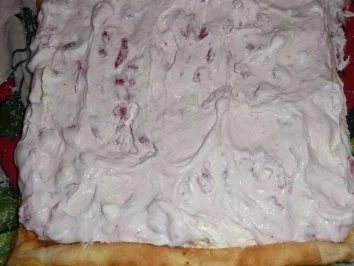 Rezept: Biskuitrolle mit Erdbeeren Bild Nr. 4 Biskuitrolle mit Erdbeeren - Rezept - Bild Nr. 4