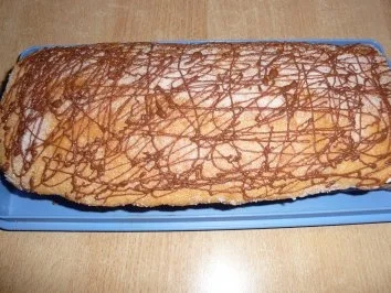 Rezept: Biskuitrolle mit Erdbeeren Bild Nr. 2 Biskuitrolle mit Erdbeeren - Rezept - Bild Nr. 2