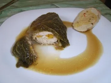 Rezept: Gefüllte Hühnerbrust im Wirsingblatt Gefüllte Hühnerbrust im Wirsingblatt - Rezept
