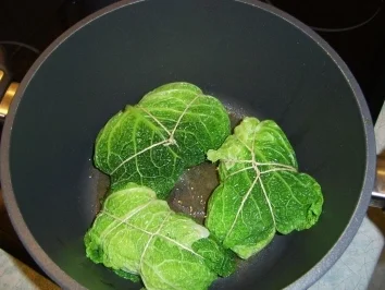 Rezept: Gefüllte Hühnerbrust im Wirsingblatt Gefüllte Hühnerbrust im Wirsingblatt - Rezept