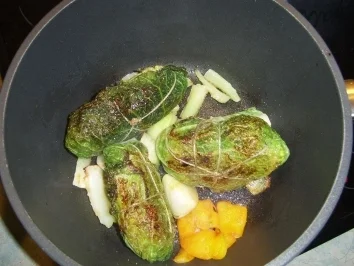 Rezept: Gefüllte Hühnerbrust im Wirsingblatt Gefüllte Hühnerbrust im Wirsingblatt - Rezept