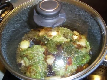 Rezept: Gefüllte Hühnerbrust im Wirsingblatt Gefüllte Hühnerbrust im Wirsingblatt - Rezept