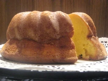 Eierlikör Gugelhupf mit weißer Schokolade - Rezept