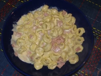 Rezept: Tortellini mit weißer Soße Tortellini mit weißer Soße - Rezept