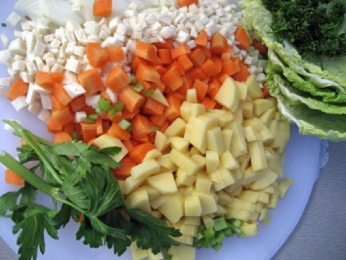 Gemüsesuppe mit Würstchen ... - Rezept - kochbar.de