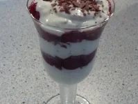 Rezept: Himbeeren mit Stracciatella-Joghurt Himbeeren mit Stracciatella-Joghurt - Rezept