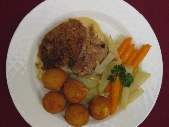 Rezept: Mandelkalb in Weißwein-Buttercremesoße mit Kroketten und Gemüse Mandelkalb in Weißwein-Buttercremesoße mit Kroketten und Gemüse - Rezept
