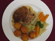 Mandelkalb in Weißwein-Buttercremesoße mit Kroketten und Gemüse - Rezept