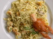 Tagliolini mit Flusskrebsfleisch in scharfer Curry-Chilisoße an Gemüsejulienne - Rezept